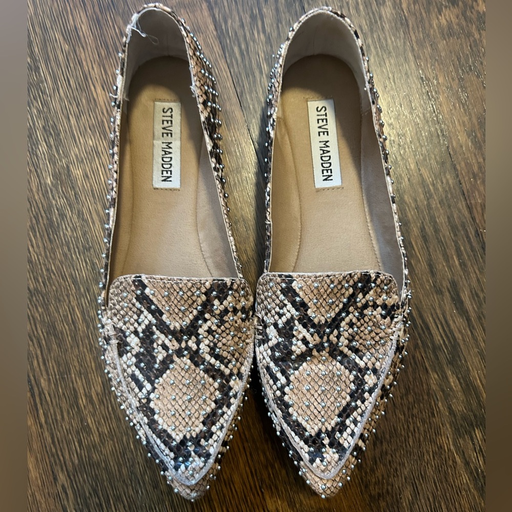 Steve Madden Tan Snake Flats. Size 6.5